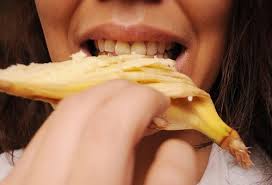 Tẩy trắng răng bằng công nghệ và thực phẩm